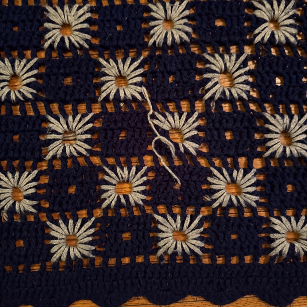 1.a.0.0.7.i Vintage Handmade Rachel Remelman Crochet Afghan Navy Daisy Flowers